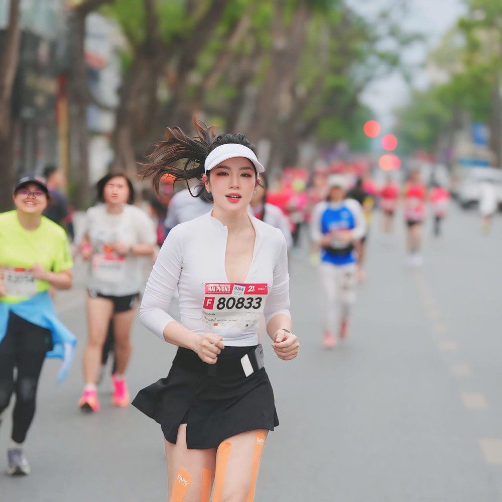 Self-proclaimed as the "Goddess of Running," the flawless beauty of a hot girl adored by thousands 1 Loan Barbie Fitness