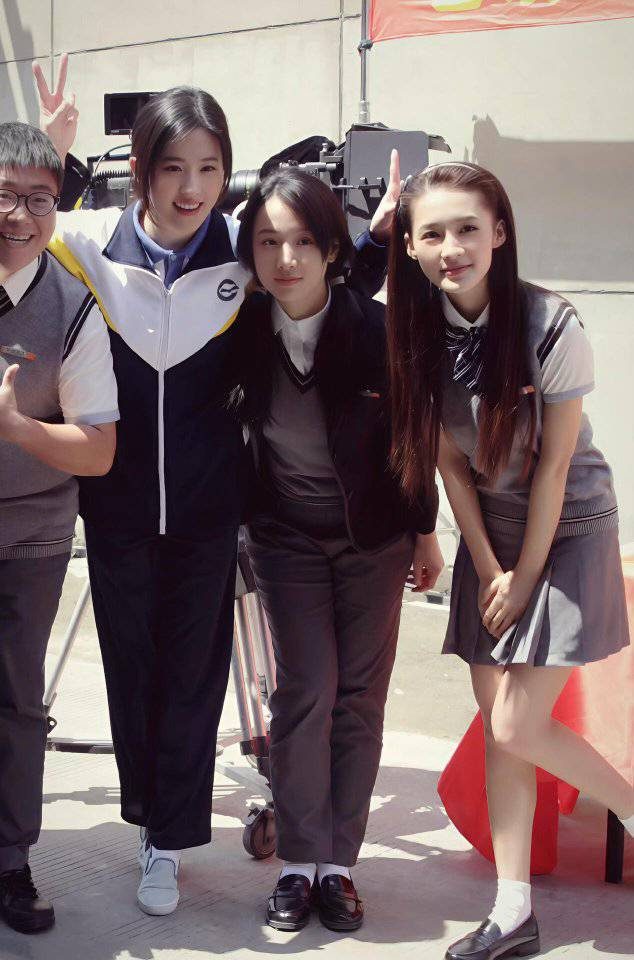 Liu Yifei is praised for standing out more than Li Yifeng and Li Moeng when taking a group photo. Visual appeal of Liu Yifei