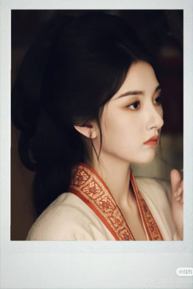 The Most Beautiful Beauty of the Warring States in China Today: A Countenance Like Diao Chan Stepping Out of a Novel, Stunning Visual Shock with Every Glance 1 Fan-made Polaroid image of Tong Tu Nhi.