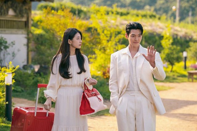 She reunites with Kim Woo Bin after 9 years. Visual