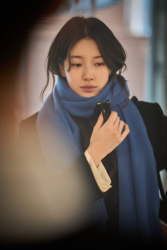 In the film 'Seven O'clock Breakfast Meeting for the Broken Heart', Suzy brings a melancholic vibe that resonates with the audience. Visual