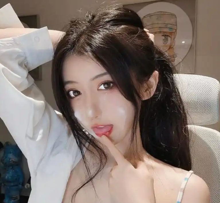 Caught in harmful rumors, the famous female streamer falls into crisis and has to announce a heartbreaking statement 2 Dai Mei'er's viewer count plummeted after the incident.