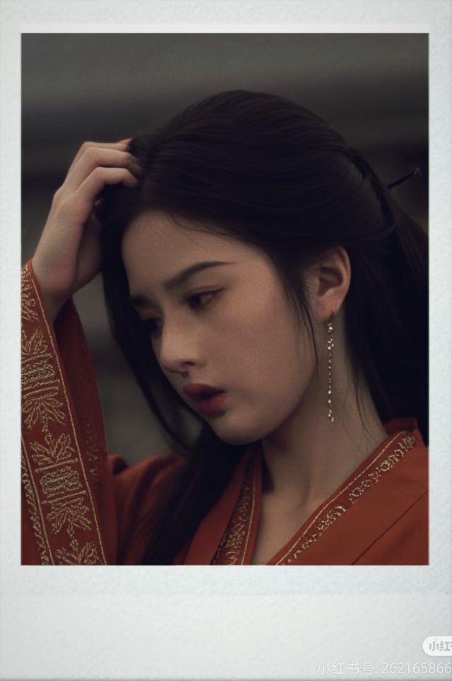 The Most Beautiful Beauty of the Warring States in China Today: A Countenance Like Diao Chan Stepping Out of a Novel, Stunning Visual Shock with Every Glance 7 Fan-made Polaroid image of Tong Tu Nhi.