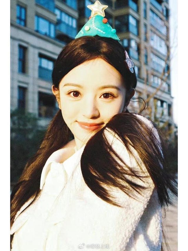 The Visuals of the Most Beautiful Doll in China: Fair Skin, Small Face, Big Eyes, All Beauty Gathered in One Person 2 Diên Hi Vi in a Stunning Pose