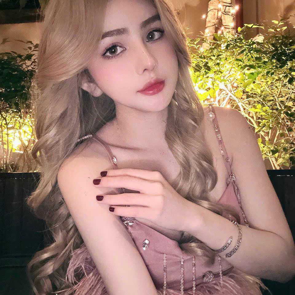Close-up of the beauty of the girl assessed as a replica of Ngân 98, equally seductive as an internet hot girl 1 The striking beauty of the girl likened to Ngân 98, known for her captivating style.
