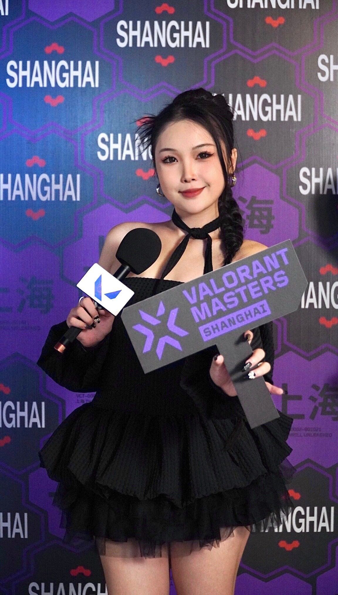 Beautiful girl with a "viral kiss" causes a stir online once again 4 Beautiful girl