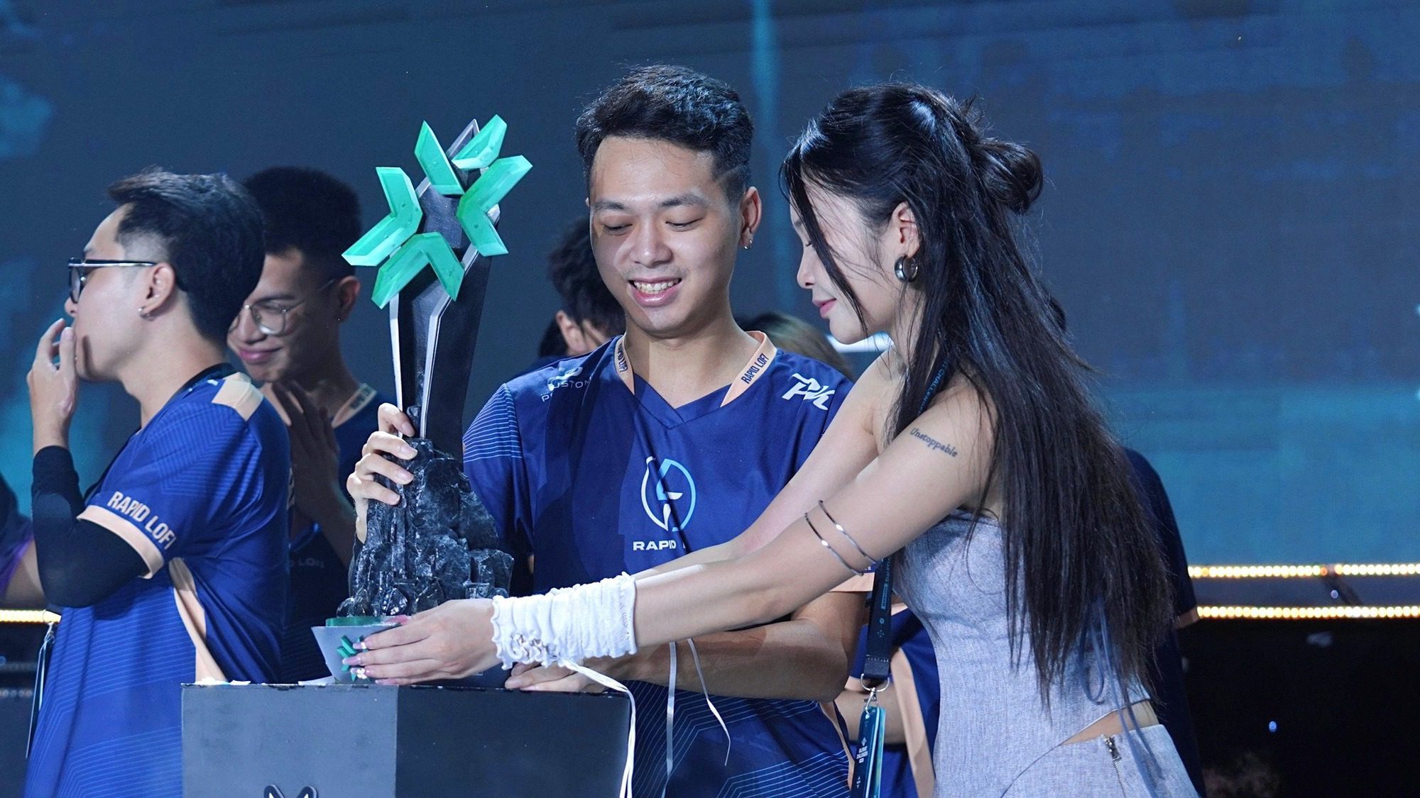 Beautiful girl with a "viral kiss" causes a stir online once again 2 Beautiful girl