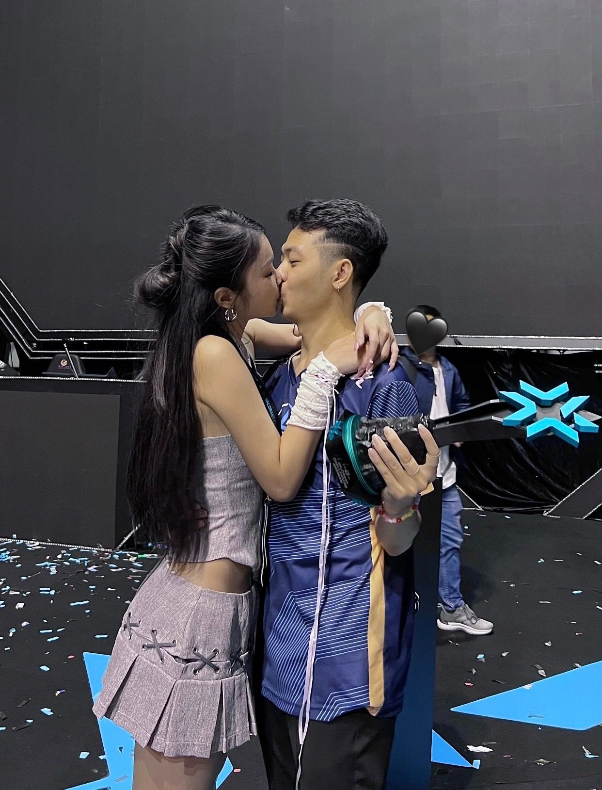 Beautiful girl with a "viral kiss" causes a stir online once again 1 Beautiful girl