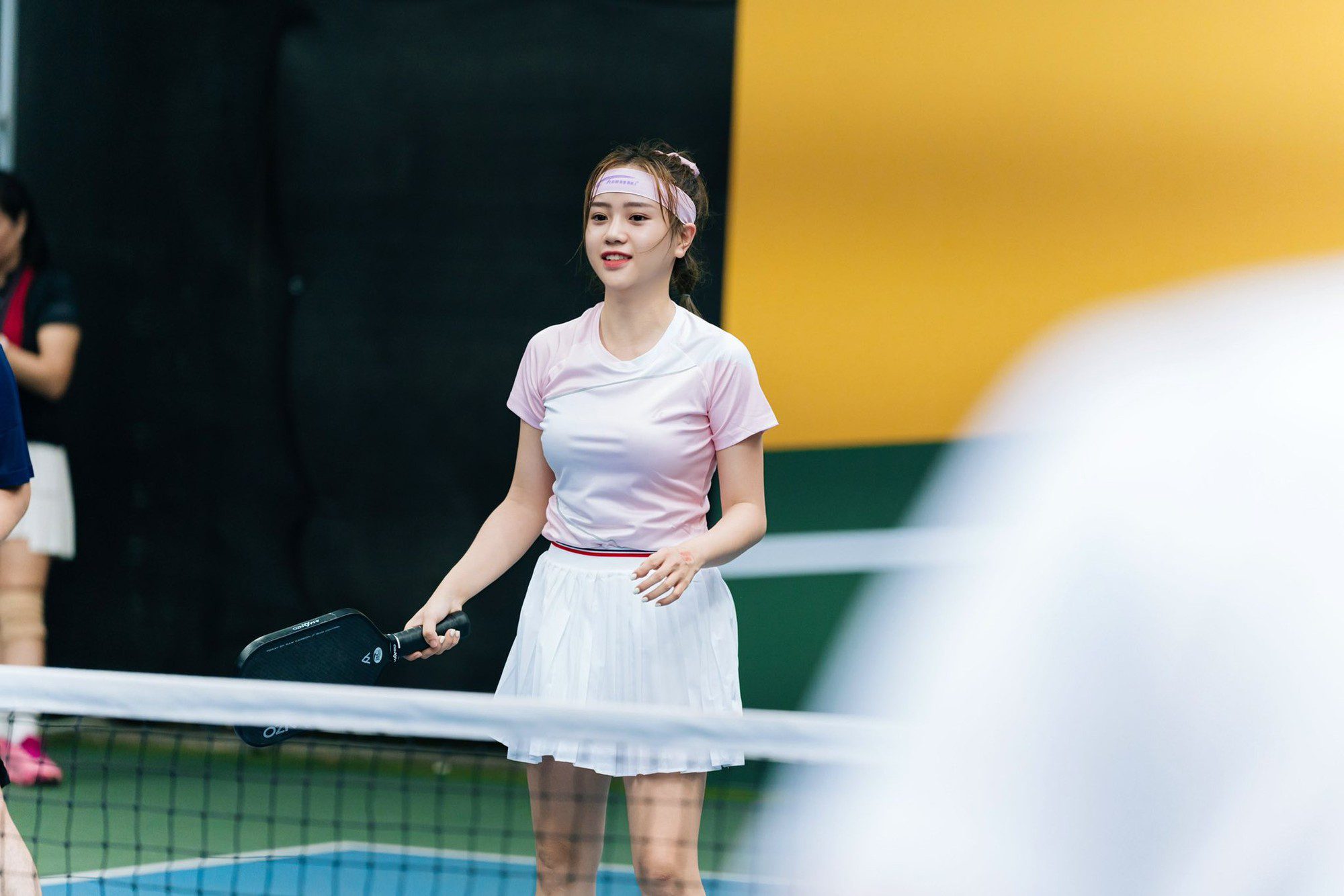 While showing off her tiny waist, Mai Linh Zuto also showcased her poetry skills, exciting her male fans 3 Mai Linh Zuto flaunts a slim waist, showcasing her talent that excites male fans.