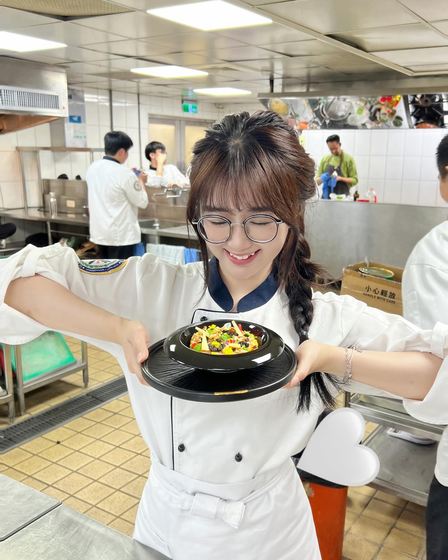 The Rival of "Zin Loves Cooking" Appears, the Gap-toothed Chef Creates Longing! 4 Zin Thích Nấu Ăn