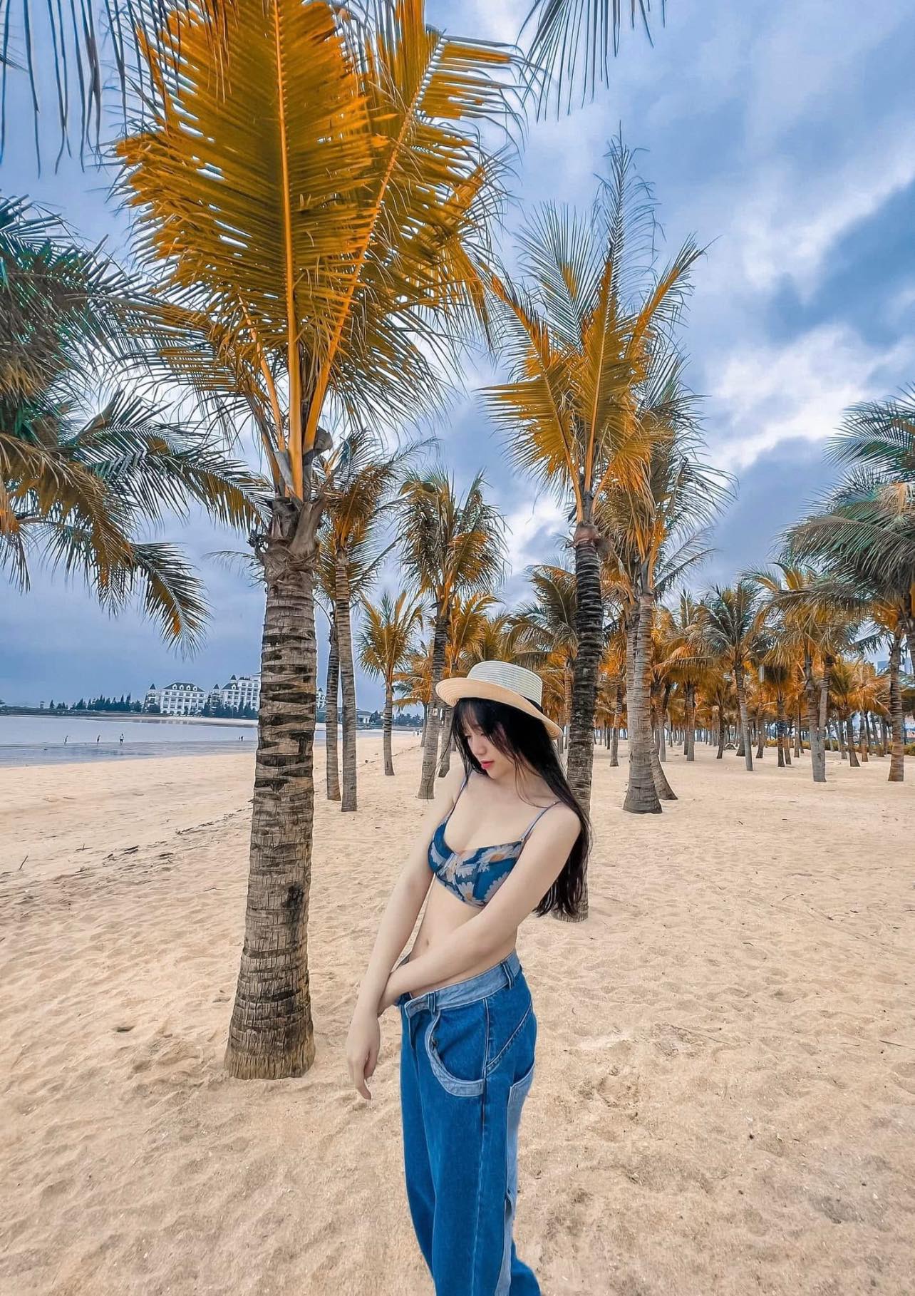 With her intelligence and charm, Mai Linh Zuto is sure to achieve even greater success in the future. Mai Linh Zuto flaunts a slim waist, showcasing her talent that excites male fans.
