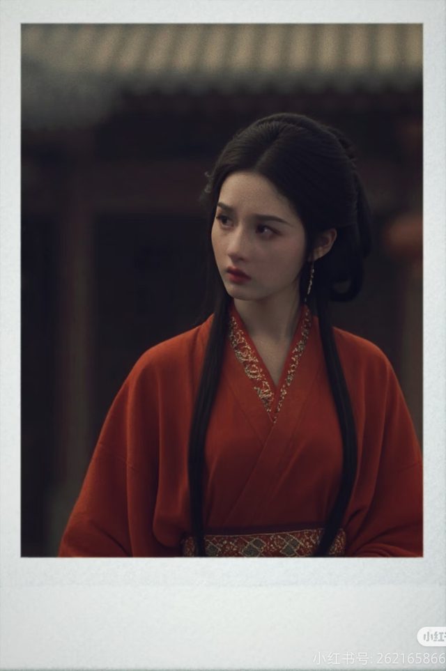 The Most Beautiful Beauty of the Warring States in China Today: A Countenance Like Diao Chan Stepping Out of a Novel, Stunning Visual Shock with Every Glance 6 Fan-made Polaroid image of Tong Tu Nhi.