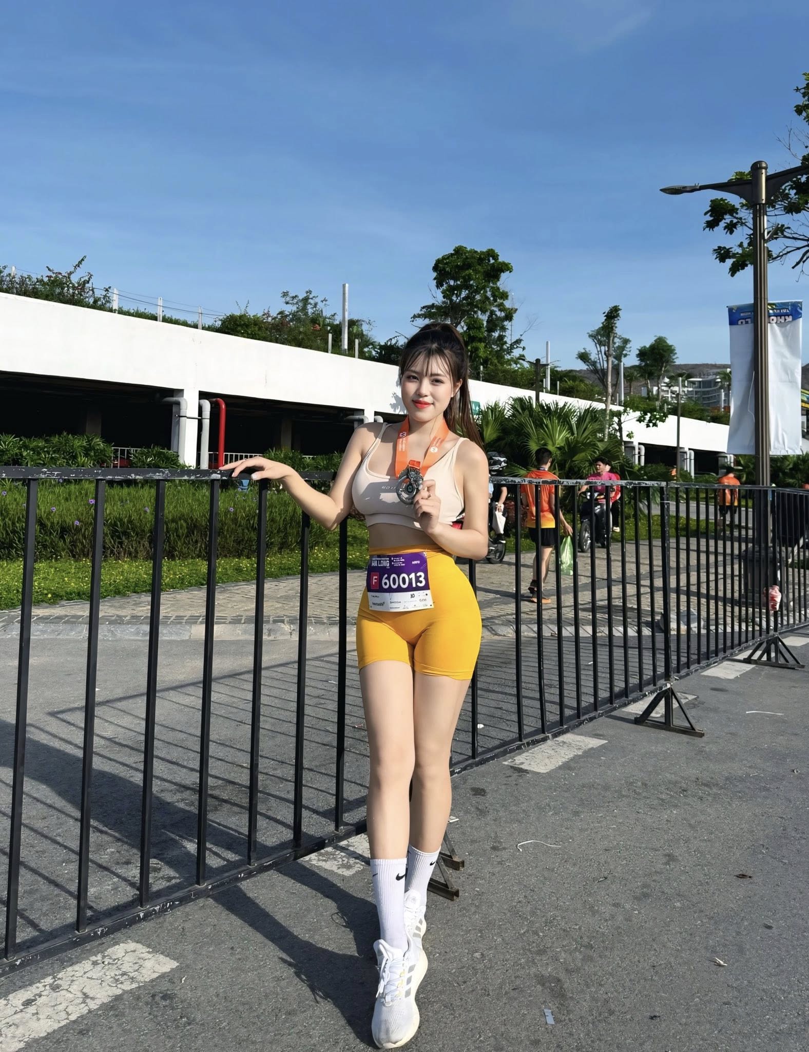 Shining" on the runway, the pretty girl responds when accused of "showing off 7 50295104126519757983323824090035385315209768n 1749098653503907018849 1749099025114 1749099025312401250517