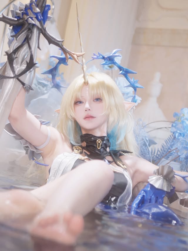 Beautiful female cosplayer transforms, making fans restless 1 Beautiful female coser captivates fans with her amazing portrayal - Image 1.