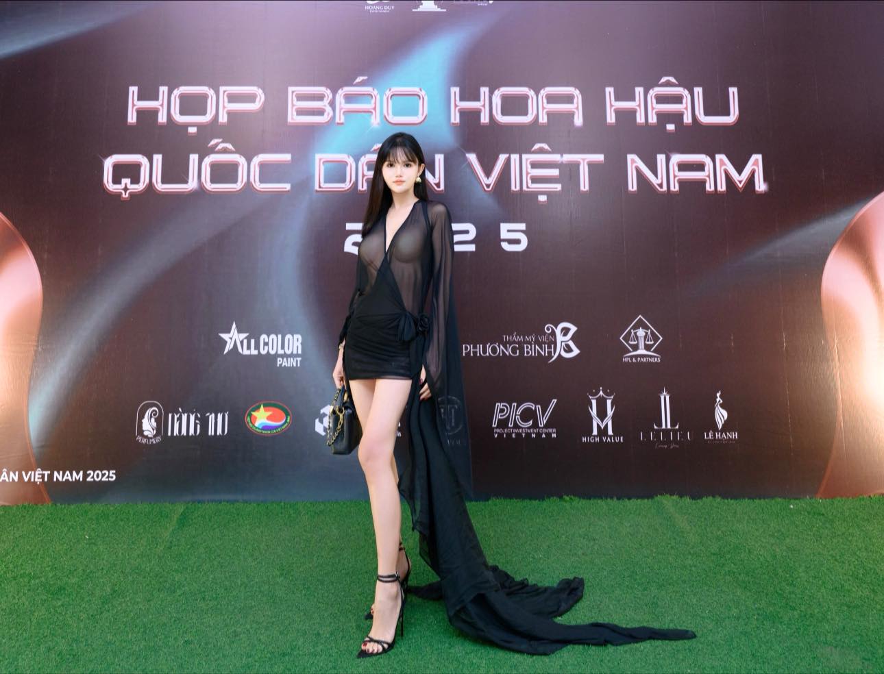 Female TikToker claims to be the new generation queen of lingerie, unafraid of confrontation, passionately "combating" when accused of "raising capital" 1 TikToker Bảo Uyên, famous female influencer, confidently showcasing her talent.