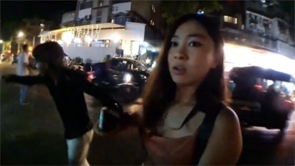 Beautiful female streamer unexpectedly molested by a stranger live on stream, terrified to the extreme 2 Nữ streamer xinh đẹp bất ngờ bị trai lạ