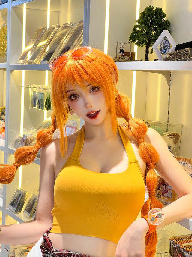Cosplay Nami, when the One Piece goddess comes to life perfectly down to the millimeter 2 Cosplay Nami, showcasing incredible attention to detail.
