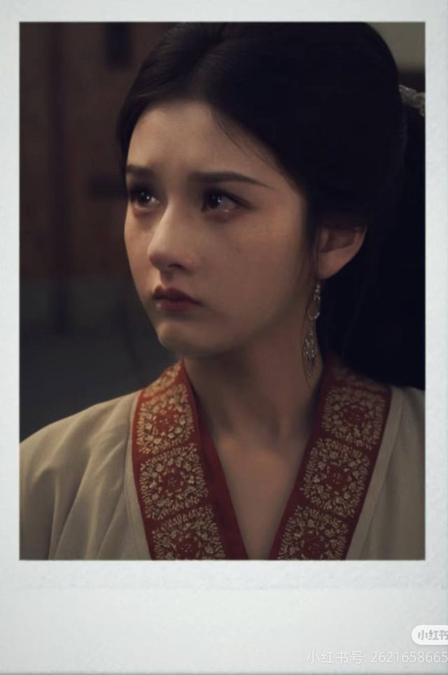 The Most Beautiful Beauty of the Warring States in China Today: A Countenance Like Diao Chan Stepping Out of a Novel, Stunning Visual Shock with Every Glance 2 Fan-made Polaroid image of Tong Tu Nhi.