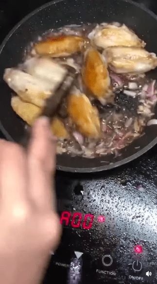 "Copy" Zin loves cooking, the girl receives all heart-wrenching comments for an unbelievable reason 4 anh chup man hinh 2025 06 15 luc 105937 17499614730911845584358 1749974887755 17499748879961866200297