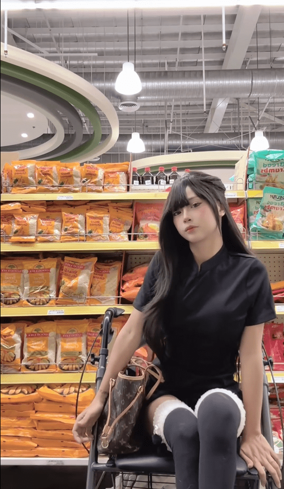 Having to use a wheelchair due to leg pain, Japanese hot girl overcomes insecurities and shines brightly with resilience 1 Akari showcasing her cosplay abilities.