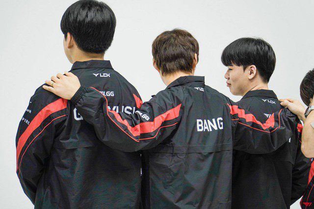 Bang and Gumayusi are the only two players to win the Worlds championship twice consecutively in the AD Carry role. Bang and Gumayusi together face the intense challenge in T1's colors - Image 1.
