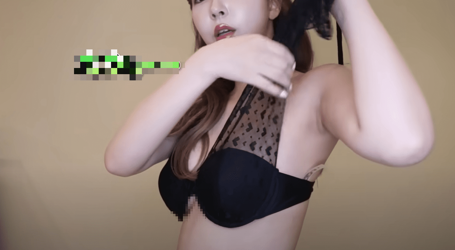 Yua Mikami unexpectedly encounters a costume "incident," almost facing a mishap right in front of the camera 2 Yua Mikami adjusting her swimsuit