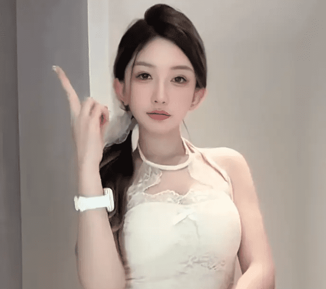 Female streamer angers viewers with actions during livestream 1 Streamer captivating viewers with her appearance during the livestream - Image 1.