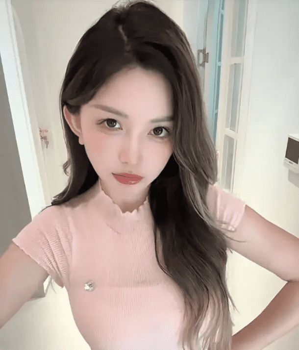 Female streamer angers viewers with actions during livestream 2 photo-1749829608139