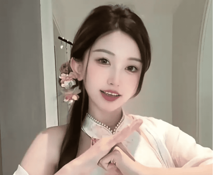 Female streamer angers viewers with actions during livestream 3 photo-1749829678793