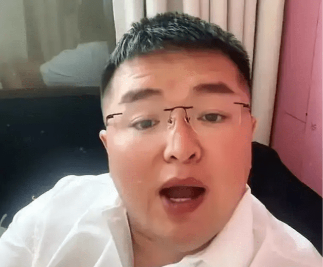 Arguing with fans during a live stream, male streamer suddenly passes away 1 Conflict with fans during live, male streamer passes away - Image 1.