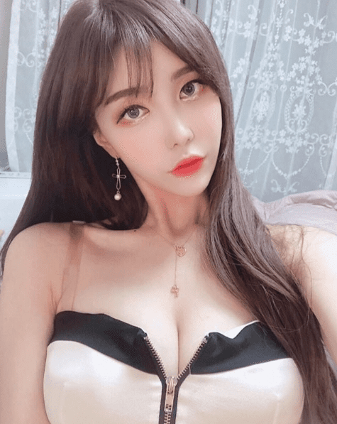 Too Beautiful, Female Streamer Unexpectedly Harassed by Stranger During Live Stream on the Street 5 photo-1750663490233