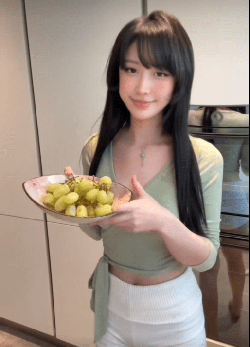 The charming appearance of the female streamer The charming appearance of the female streamer