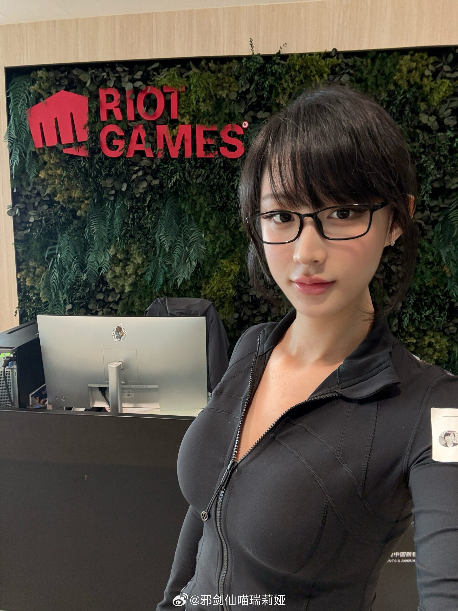 Famous VCS Commentator "Ganked" by His Wife for Being Too Focused on Watching Hot Girl One-Champ Irelia, Delightful for the Community 1 BLV VCS Dao Muoi looking stunning
