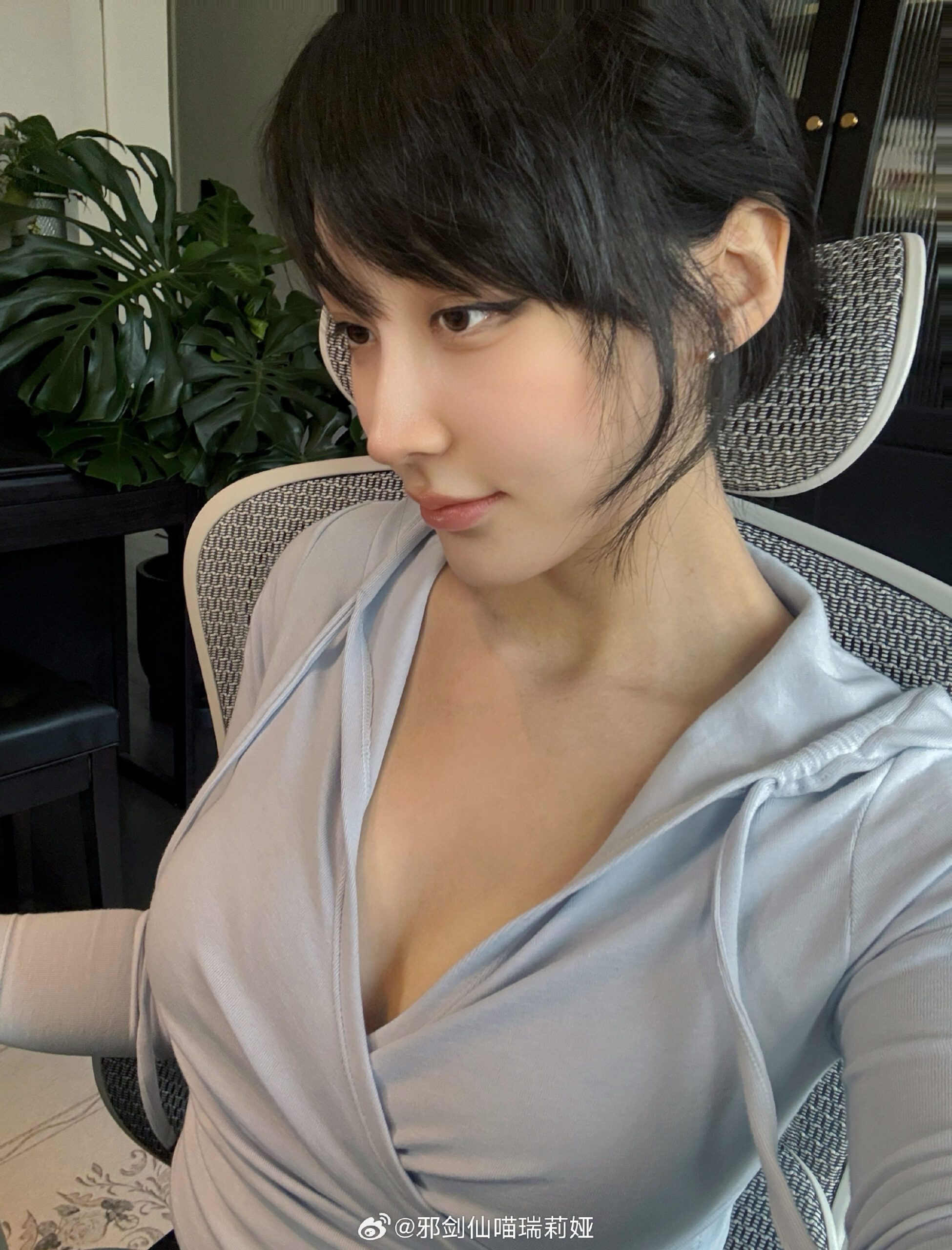 Famous VCS Commentator "Ganked" by His Wife for Being Too Focused on Watching Hot Girl One-Champ Irelia, Delightful for the Community 2 BLV VCS Dao Muoi looking stunning