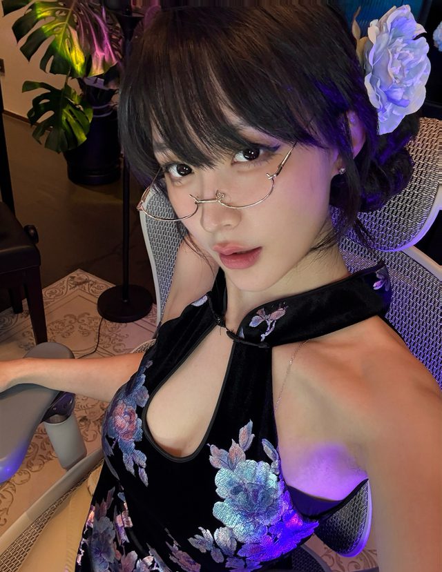 Female LMHT streamer plays music live, surprising even her opponents 1 Female League of Legends streamer performing live