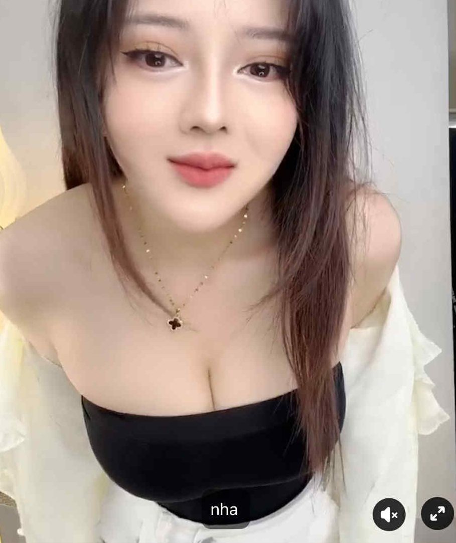 Famous female streamer distracts viewers when venturing into online sales livestreams 9 The famous streamer captivates viewers with her engaging online sales livestream.