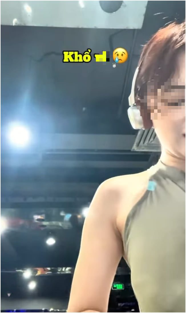Encountering an incident while training, a female gym-goer excitedly records a clip to post on social media 3 Female gymer excitedly recording clip during workout