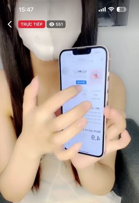 Shocked by the sensitive advertising livestream, the platform turns a blind eye? 2 Controversial livestream with suggestive advertising.