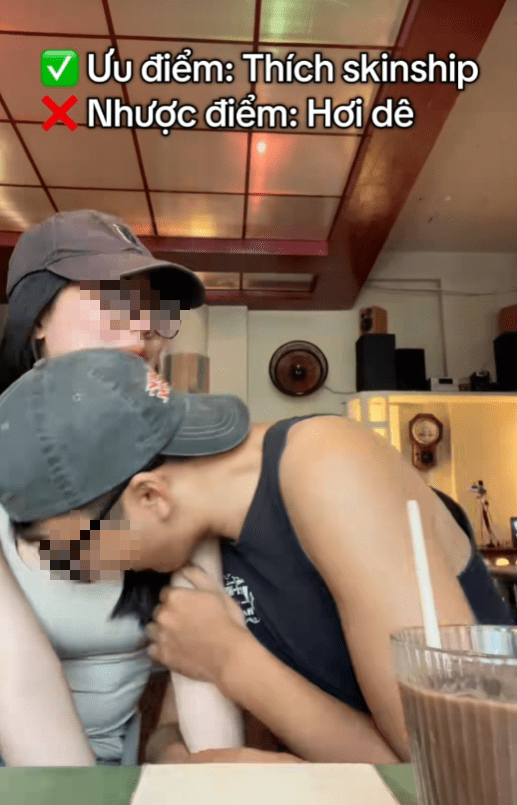 Video of a young couple's intimate actions in public attracts over 2 million views, netizens react with mixed feelings 2 Video capturing intimate actions between a couple, gaining over 2 million views, attracting diverse reactions.
