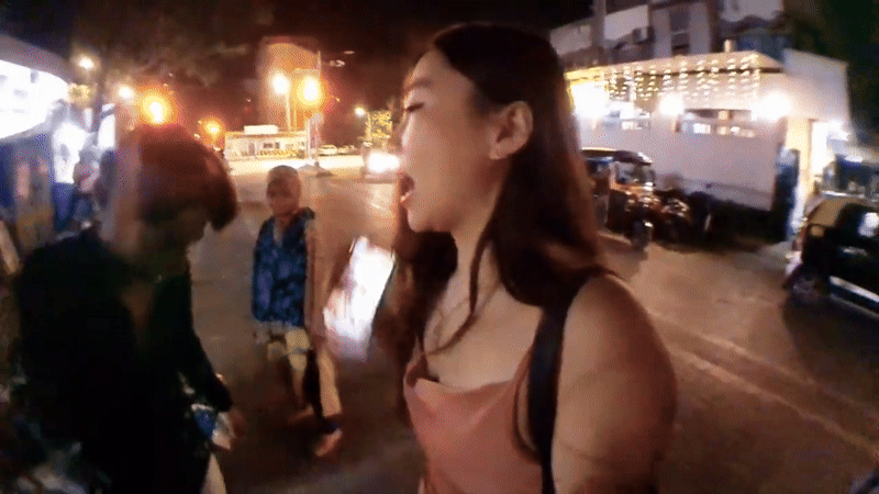 Beautiful female streamer unexpectedly molested by a stranger live on stream, terrified to the extreme 5 Nữ streamer xinh đẹp bất ngờ bị trai lạ