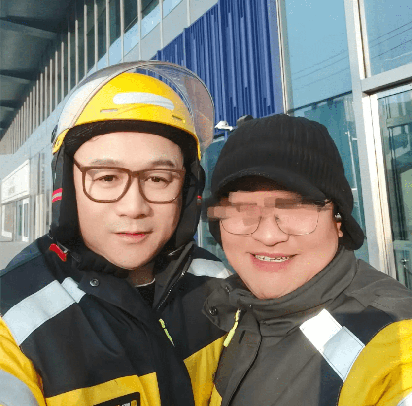 Cao Ho in his delivery job. Cao Ho in his delivery job.
