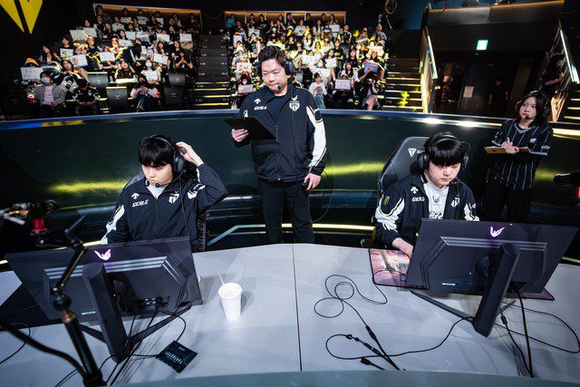 Gen.G balances their unbeaten record against T1 during the LCK Spring 2022. Gen.G balances their unbeaten record against T1 during the LCK Spring 2022.