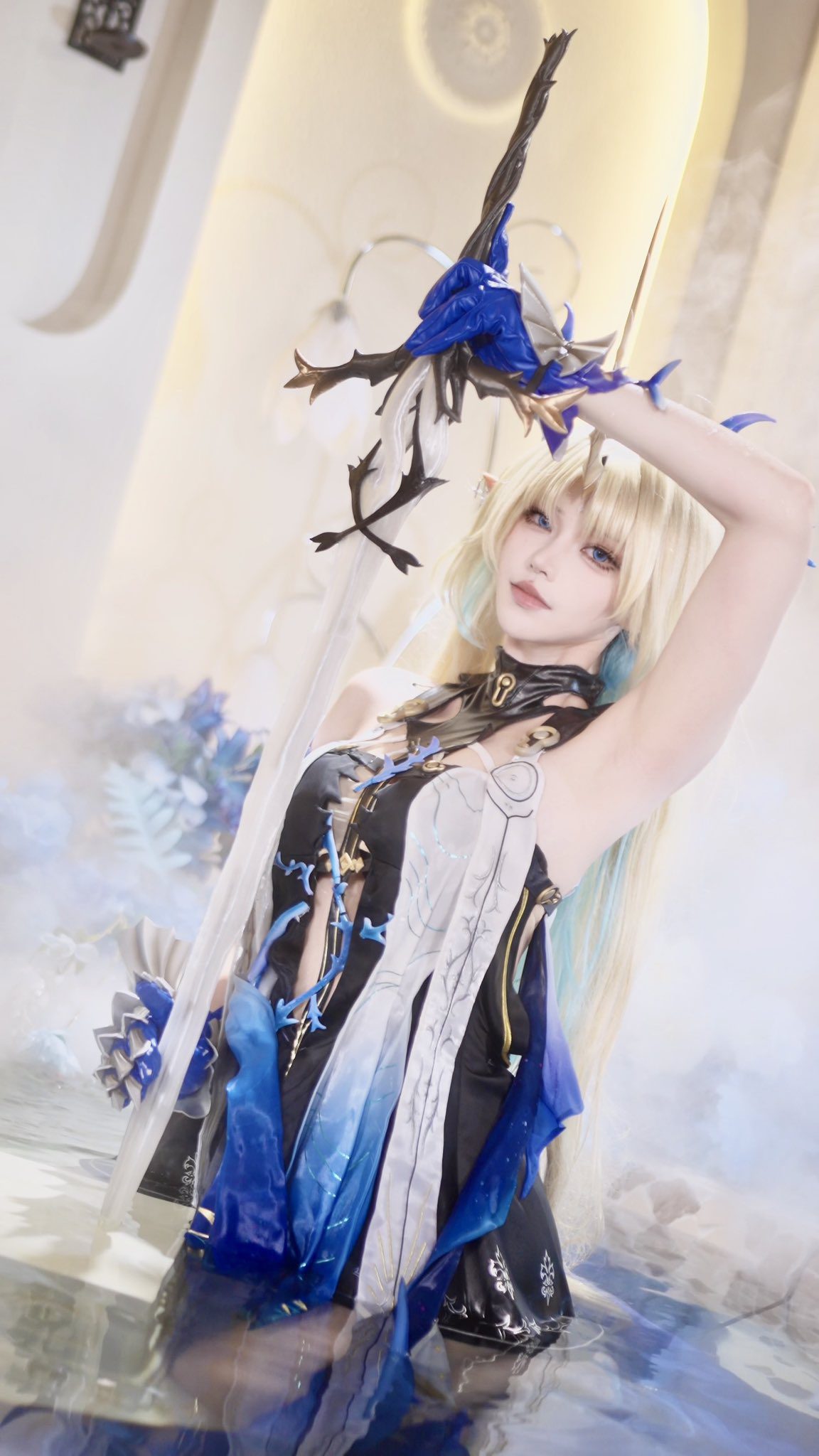 Beautiful female cosplayer transforms, making fans restless 2 Beautiful female coser captivates fans with her amazing portrayal - Image 2.
