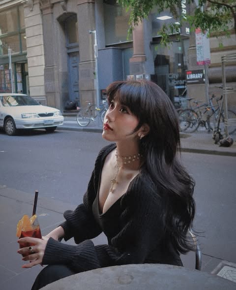 She has a unique style and an attractive personality She has a unique style and an attractive personality