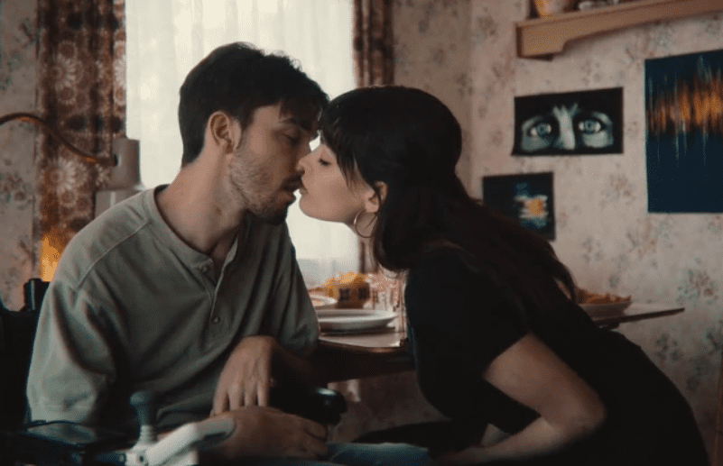 Watching Sex Education Season 3, I just found out that a steamy scene was cut; how shocking that netizens concluded "it must be removed"? 1 A scene from Sex Education that was cut, showcasing the emotional intensity