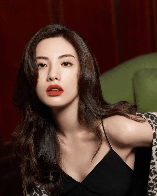 Beauty 12 Times Ranked Among the World's Most Beautiful: Boycotted for Being Too Beautiful, Unconcerned with Money in Film Roles 2 Nana's modeling career