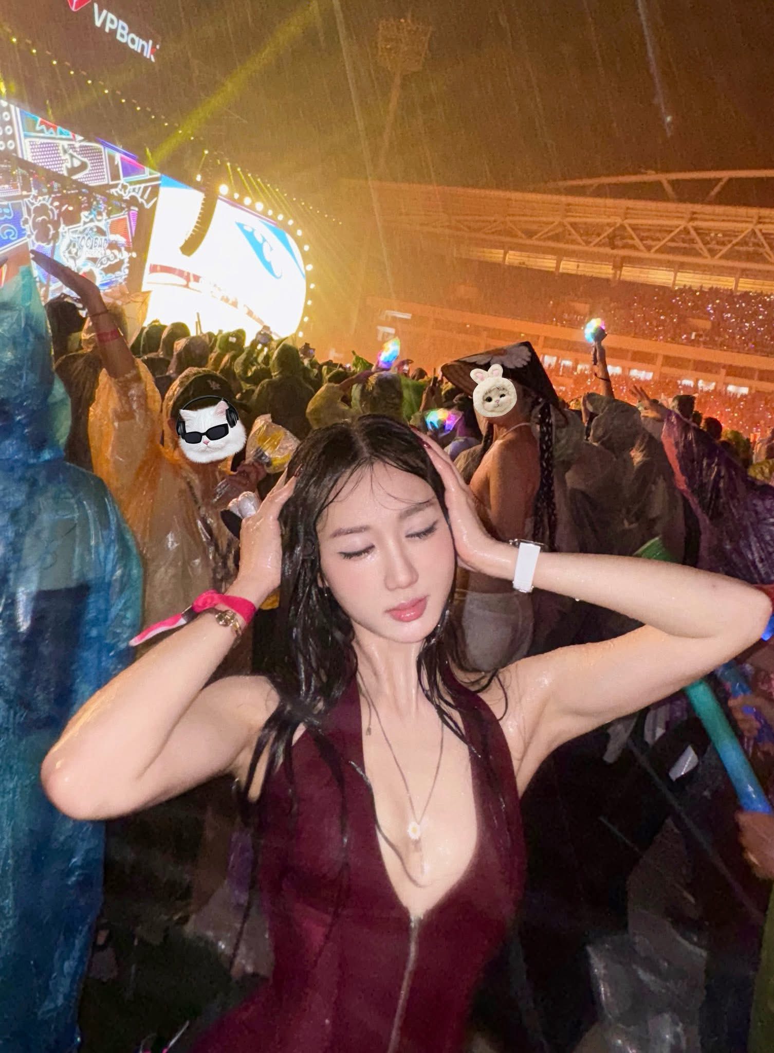 Mina Young attending G-Dragon's show Mina Young attending G-Dragon's show
