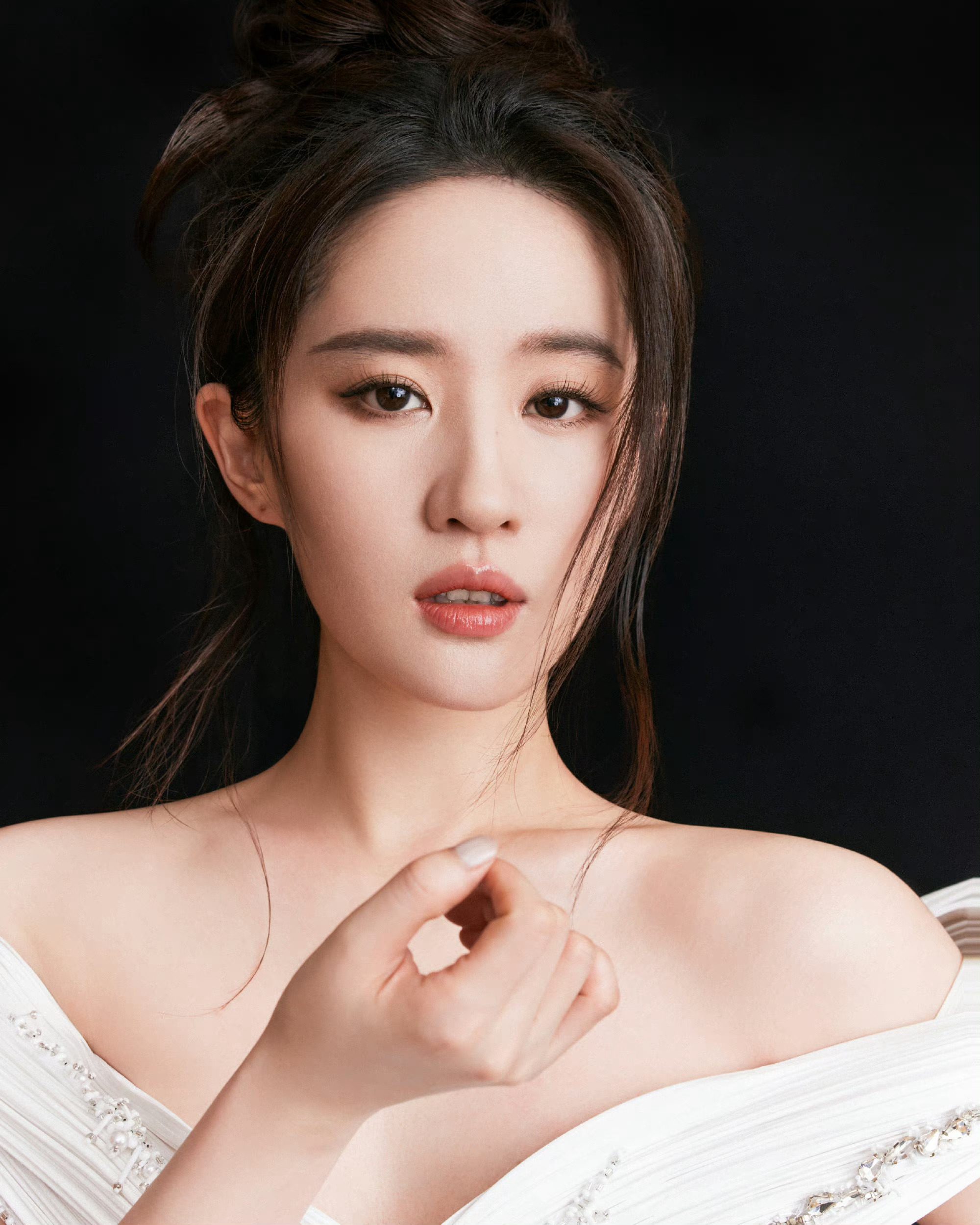 10 Most Beautiful National Goddesses of China: Liu Yifei Only Ranks 5th, No One Can Overthrow Rank 1 6 10 National Treasures of China: Liu Yifei ranks 5th, a timeless beauty.