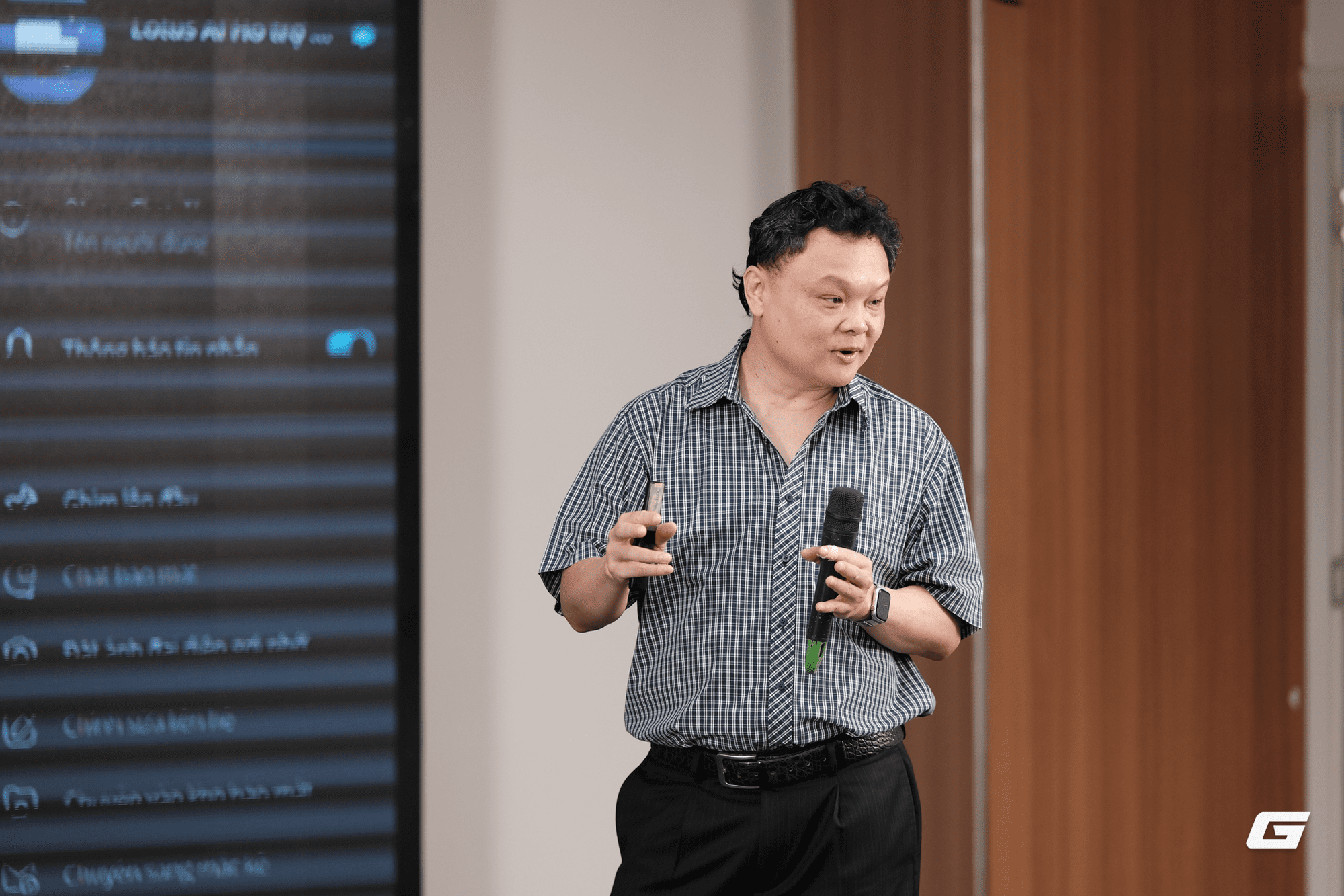 Mr. Nguyen The Tan, General Director of VCCorp, shares about Lotus Chat's offerings at the GET SYNC press conference Mr. Nguyen The Tan, General Director of VCCorp, shares about Lotus Chat's offerings at the GET SYNC press conference