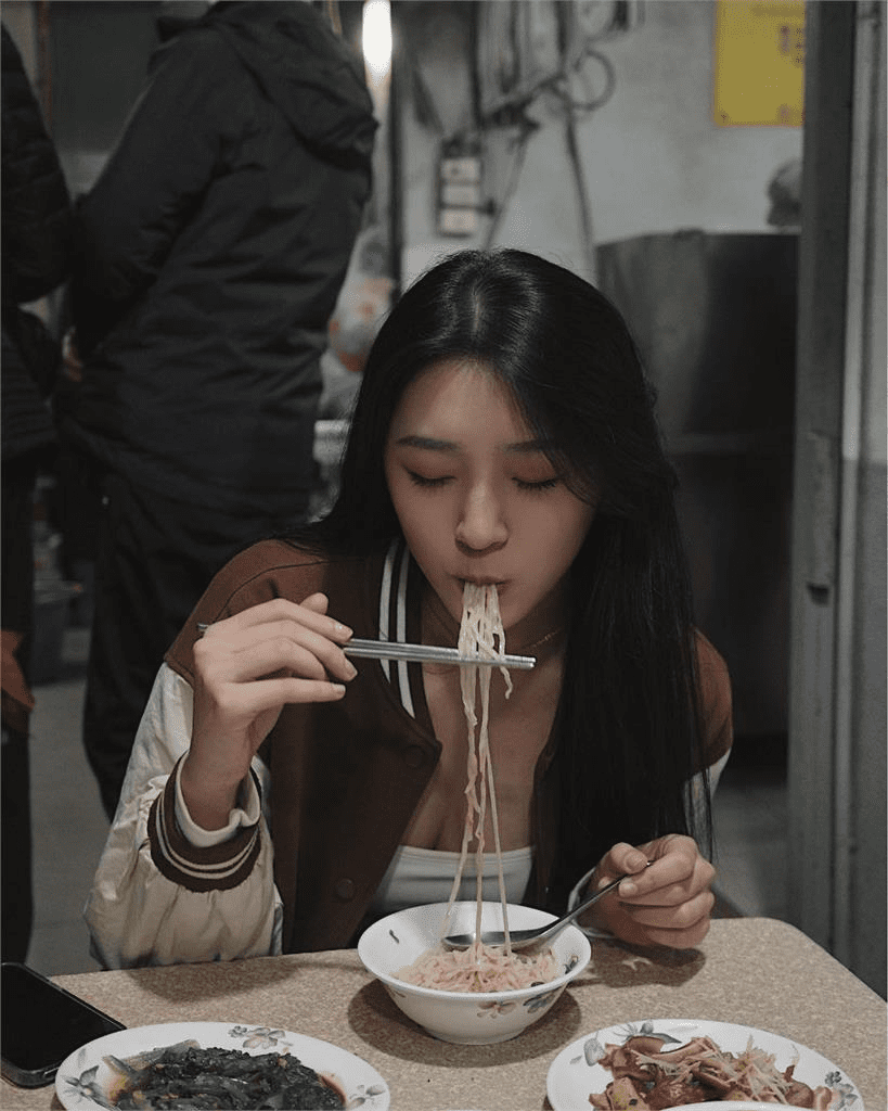 Just Sitting and Eating Noodles, the Hot Girl Unexpectedly Becomes Famous, Possessing Incredible Skills 1 photo-1749101068120